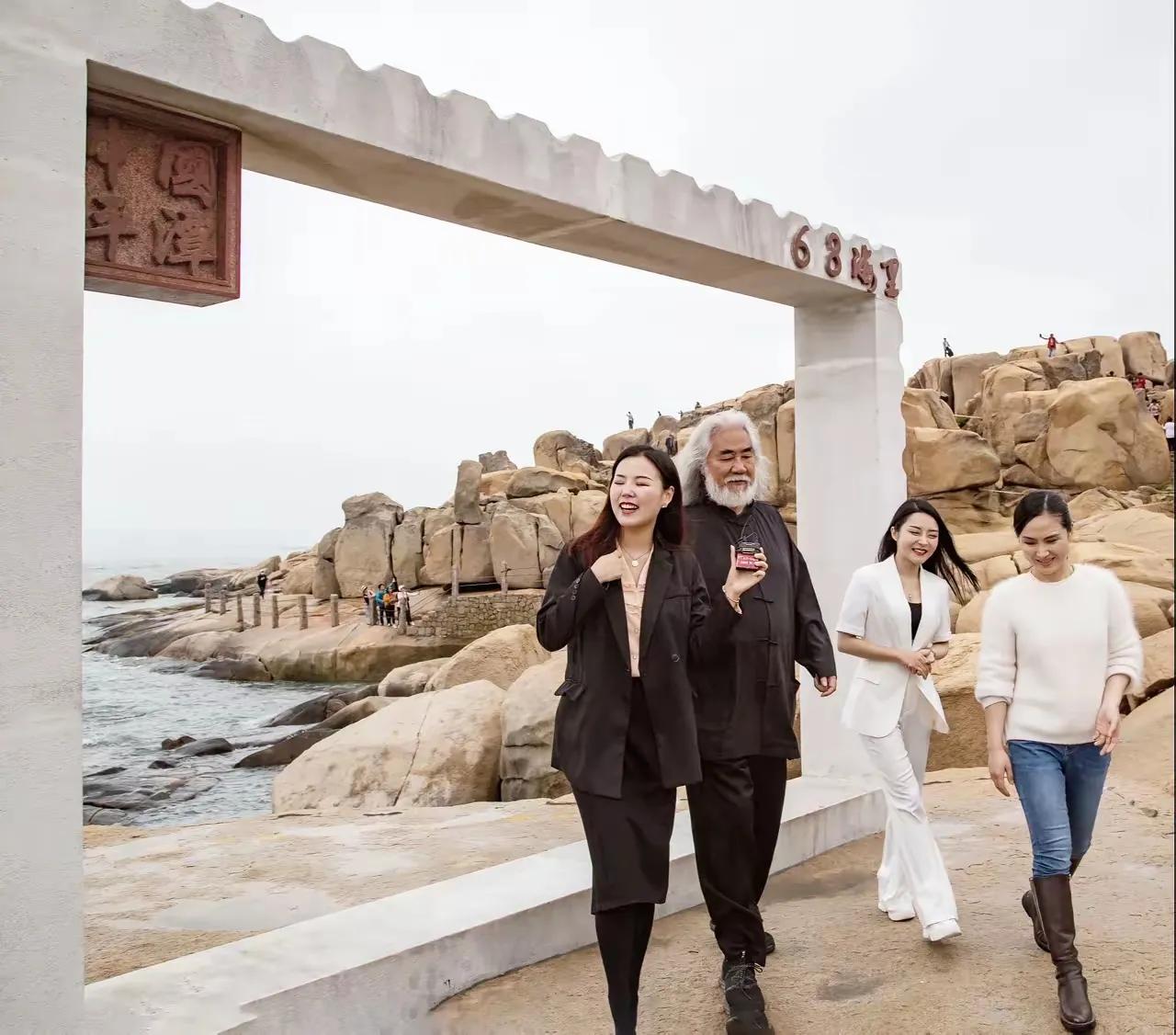 福建风光吸引大导演
在美女妻子杜星霖陪伴下，张纪中导演出行东南。张导是1951年