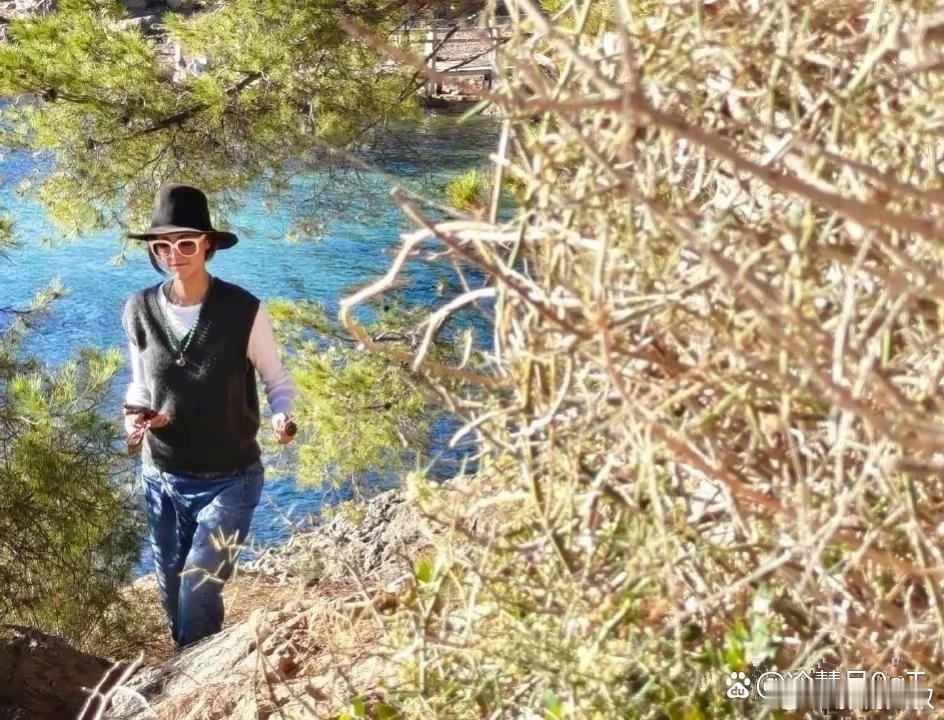 袁弘一家解锁“人间秘境”，老公视角下的张歆艺美翻了，儿子幸福的坐在妈妈的怀里。 