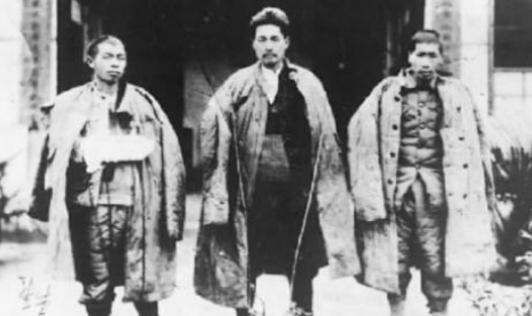1935年，王耀武得知部下俘虏了一个红军师长，兴冲冲的跑过去准备审讯，但当他看到