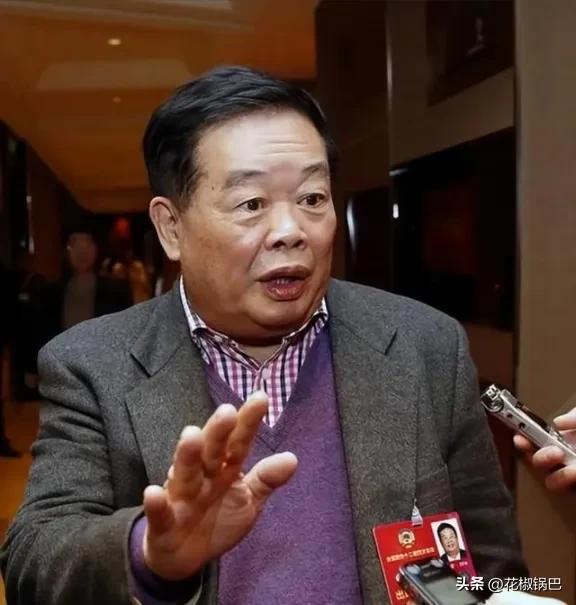 曹德旺说的那个事我挺认同的。我也常看直播带货，明星、经济学家、企业家一开播，下面