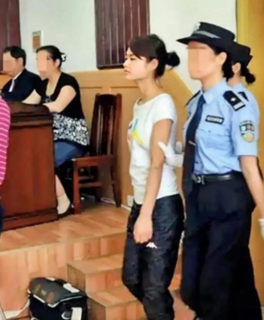 这是“烈女”邓玉娇法庭受审的照片，她面容清秀、高挑瘦弱，谁知她竟能反杀几名成年男