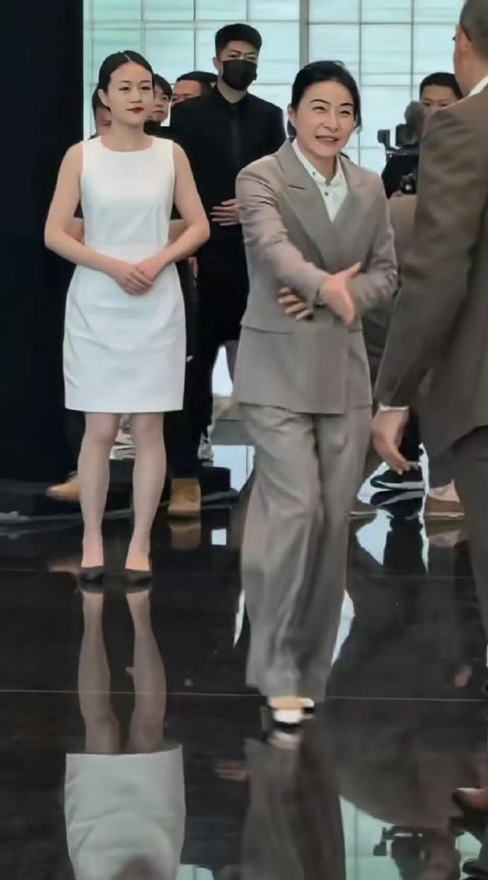 有人说郭晶晶挤不进香港的贵妇圈，好离谱，她的圈子是那些贵妇的家主才有资格进去的 