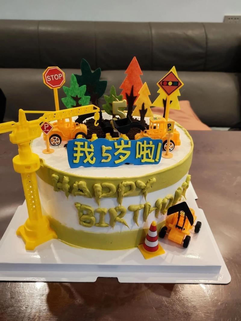 醉乡春 · 小果五周岁生日寄语

小果诞辰今日。欢庆五光同律。盏酒满，烛添辉，新