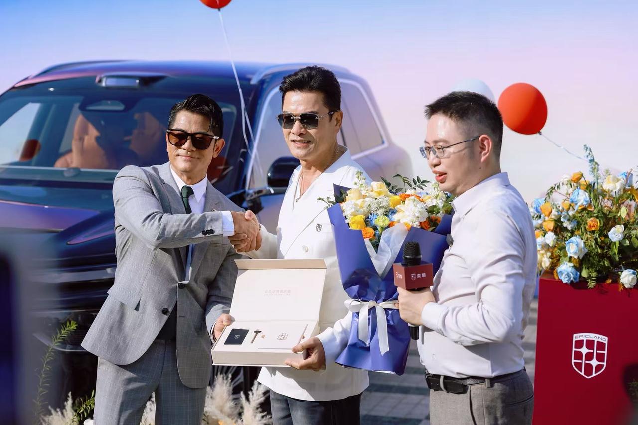 郭富城给奕境X9车主交车，这场交付活动，也让更多人关注到奕境X9这款旗舰SUV。