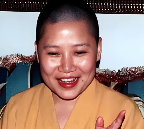 [微风]2000年，姜昆在国外碰上已经出家的李娜，出于好奇问她：“你到底为啥出家