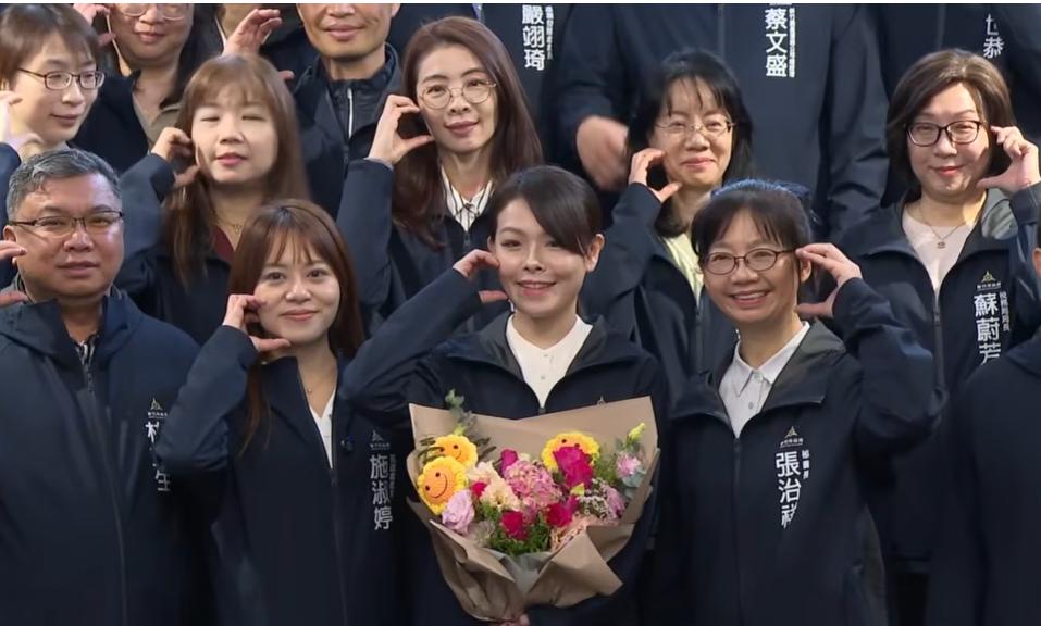 高虹安今返新竹市政府上班 民众夹道欢迎献花

新竹市长高虹安今天（18日）早上8