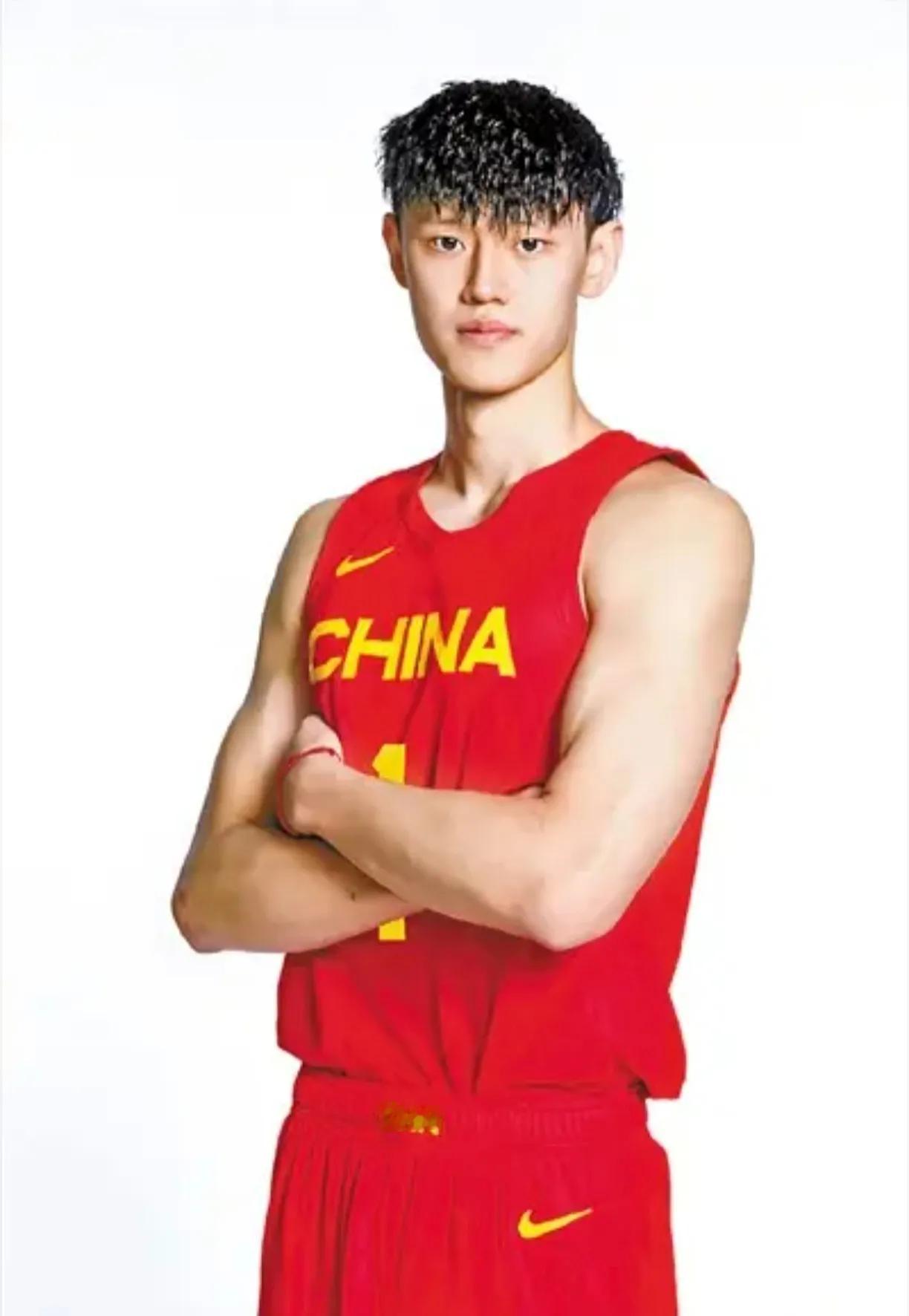 不可否认，曾凡博，打关岛这场比赛表现不错，但也不要过分捧这个孩子，去年很多人都在