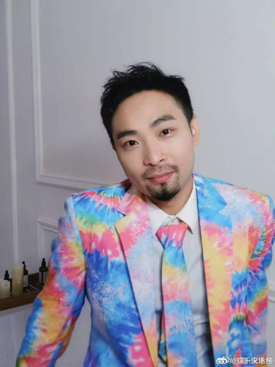 十个勤天妈妈开团宋木子秒跟建议把宋木子这首歌列为“妈妈团专属战歌”。大巴上合唱的