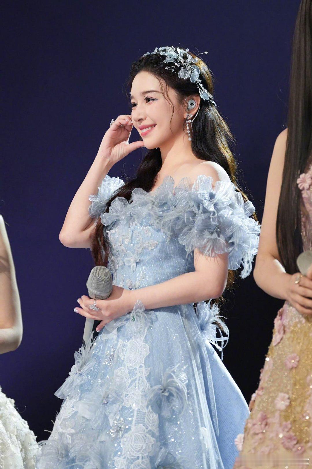 阚清子欣赏一下自己的精修图乘风2026阚清子浪姐造型宛如迷人仙子，颜值与时尚感双