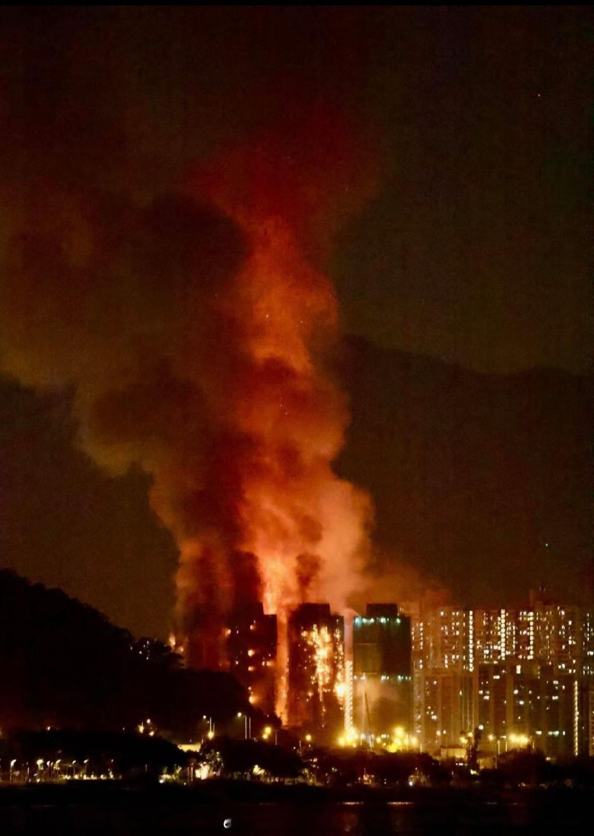 香港火灾wq 那么多栋都烧起来了？？ 