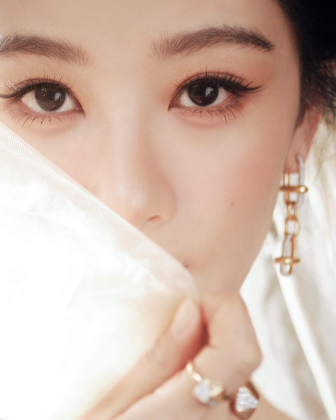 杨紫神性杨紫的眼眸里藏着夏的笔触杨紫神性，杨紫的眼眸里藏着夏的笔触，谁懂一张图就