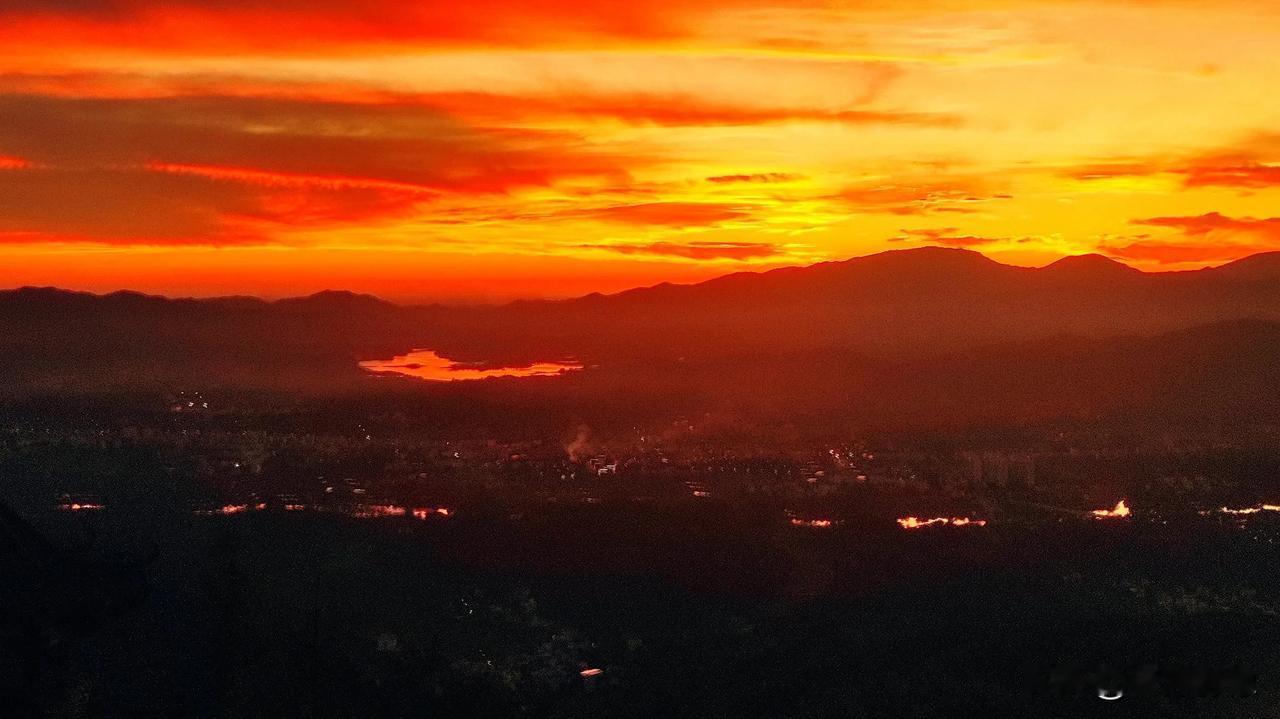 《与夕阳的偶遇》
今天在山上遇见的
夕阳很美
我没用“最”字
风里已飘着的是彩云