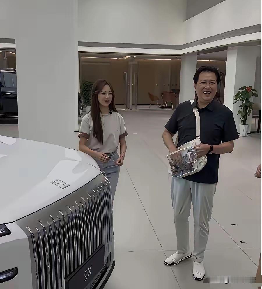 唐国强，引发热议。

7月30日，74岁的唐国强，现身北京4s店买豪车，他穿着时