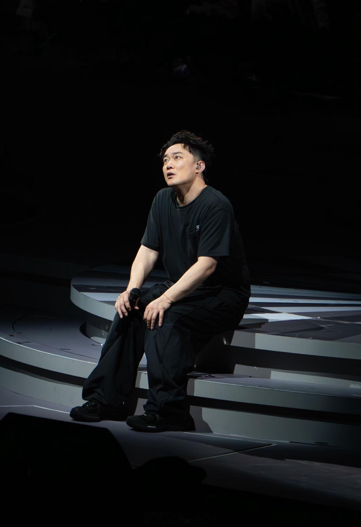 陈奕迅时代曲再唱已是曲中人 这么多年，歌神依然是歌神，几乎每首歌都是经典 ​​​
