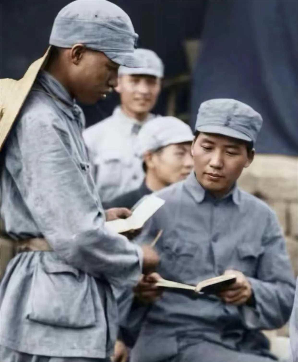 原来毛主席年轻时也是个酷男啊 ，真是帅呆啦！惊艳了时光。