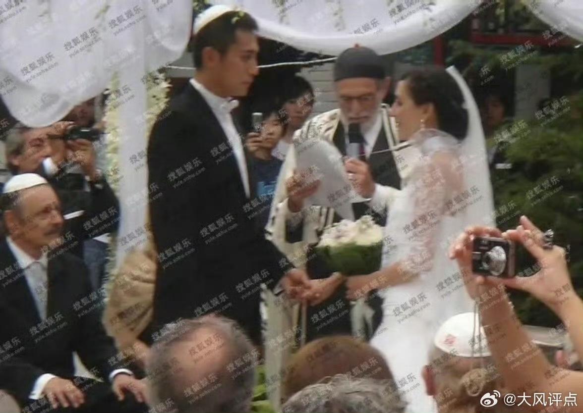 刚看到有博主发布：原来当年刘烨和媳妇安娜的婚礼是按照犹太人的习俗举报的啊？！
