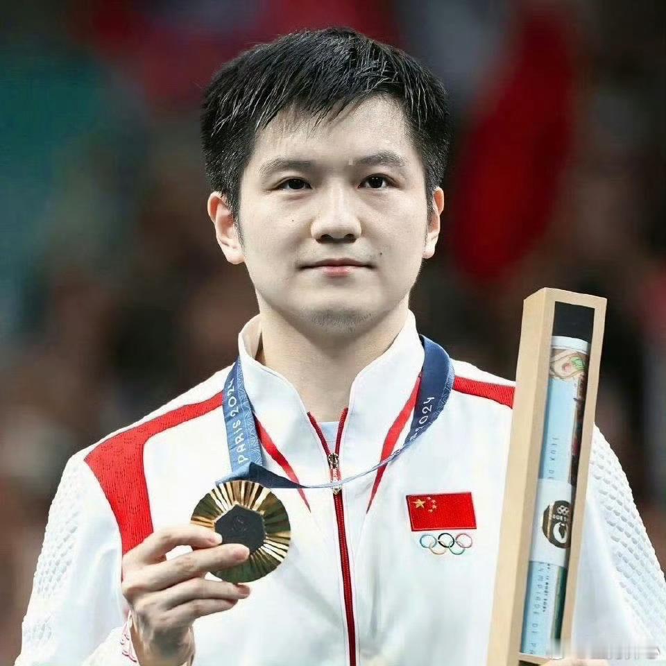 樊振东获上海市体育事业重大贡献奖上海市体育局公布授予樊振东等 45 名运动员、余