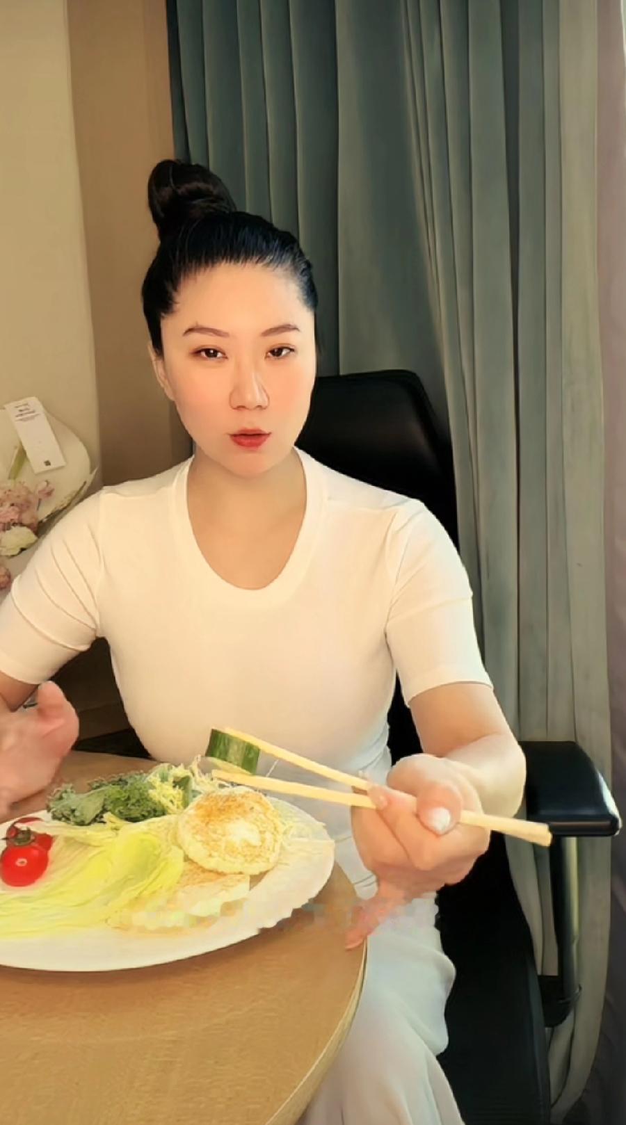 谢贤前女友被问还见面吗？

Coco说有些恋人不相见，并非是因为讨厌对方，而是他