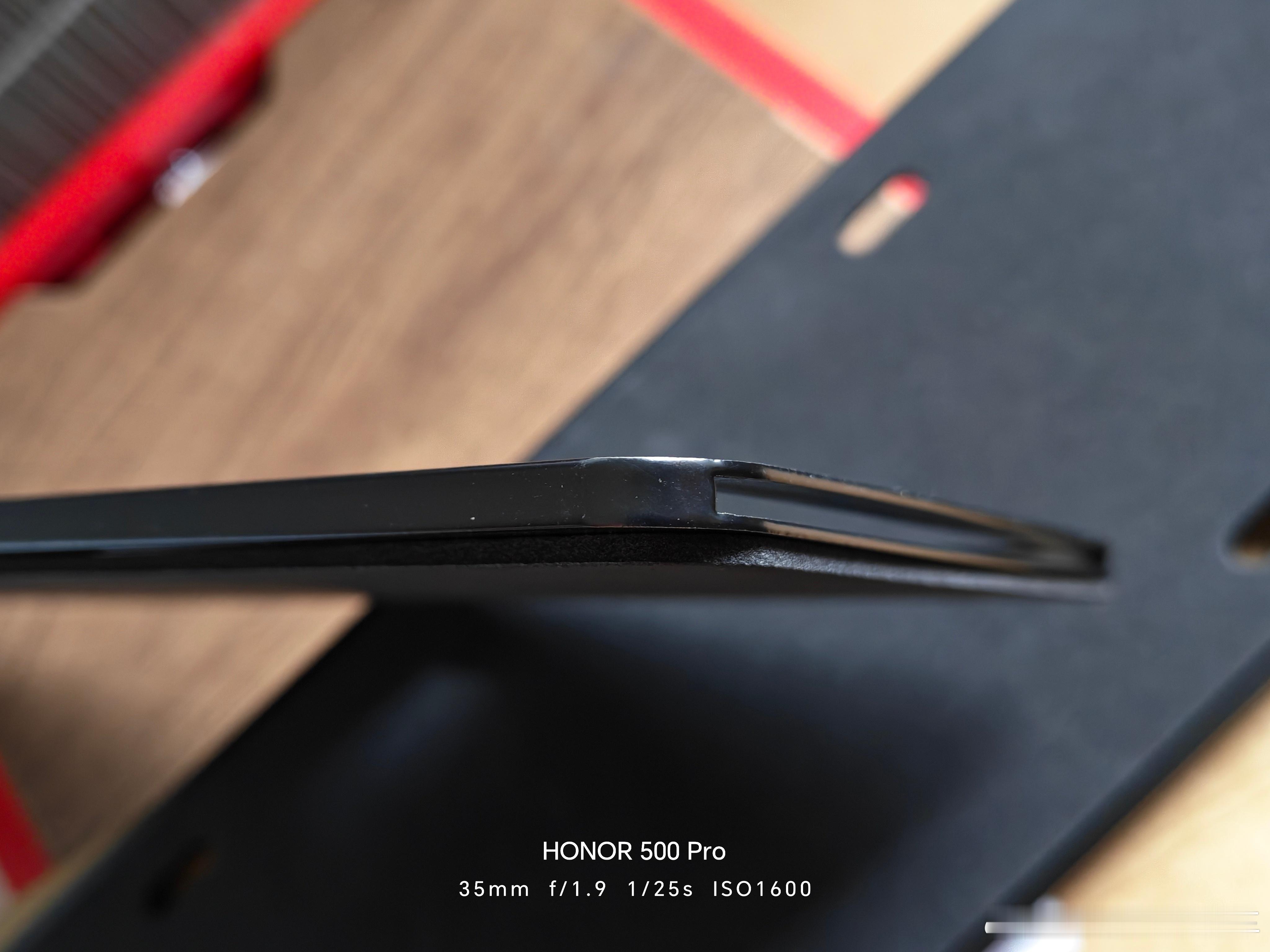 车还没提，铂智7的车牌框已经到了，新能源车必备。据说这个厚重的车牌框，有可能会遮