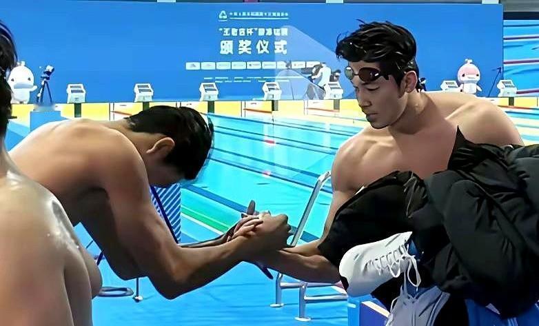 张展硕在游泳比赛结束后，居然主动向前辈汪顺、孙杨鞠躬，这可真是少见啊！他这举动，