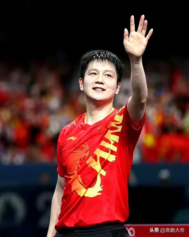 刘国梁刚接受采访，球迷就炸锅了。参加两会的刘国梁接受采访采访，谈到了国乒的发展，