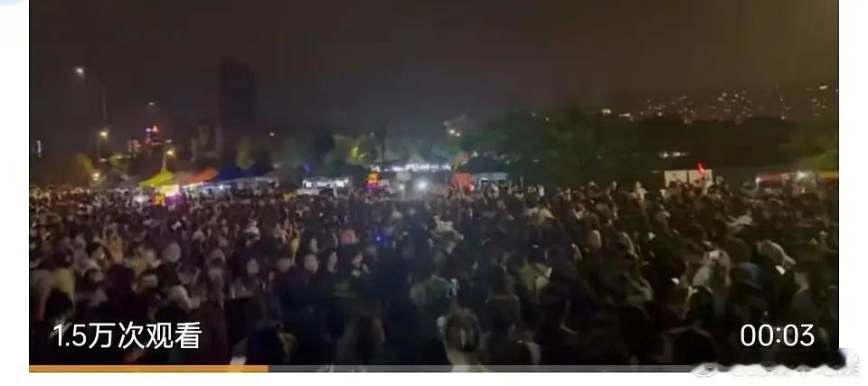 檀健次演唱会场内万人，场外翻3倍，这人气也太牛了 ​​​