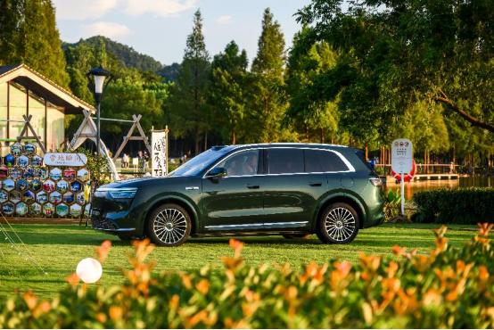 问界M8的爆款逻辑：定位+技术+生态+迭代，形成“家庭智慧豪华”新范式
大型SU