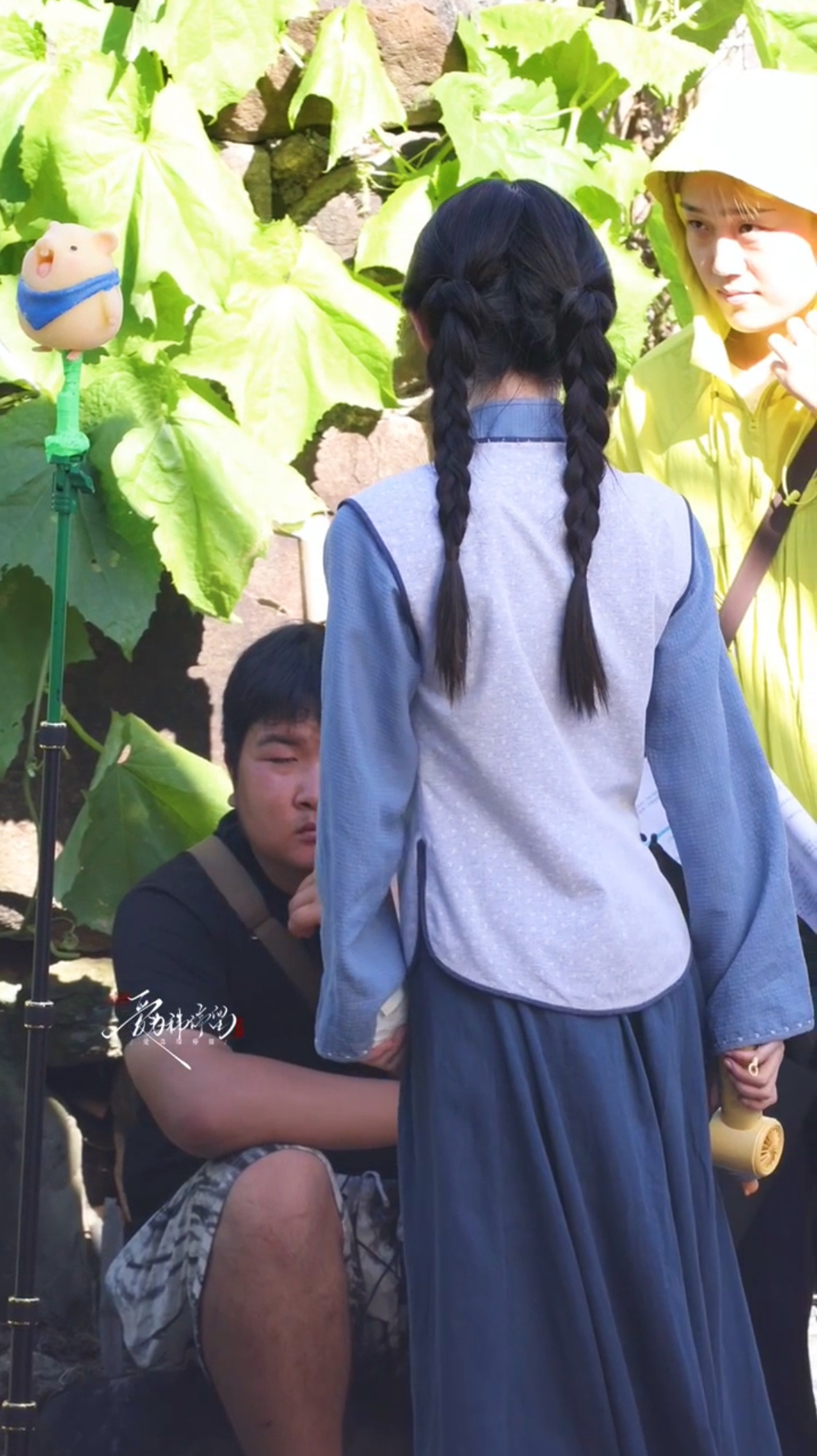 鞠婧祎《万花世界》路透双马尾麻花辫，清纯又灵动… 