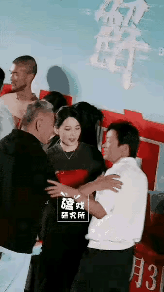 陈道明尴尬了，王宝强这小子没有颜色，你看不出陈道明想干点什么吗。[呲牙][呲牙]
