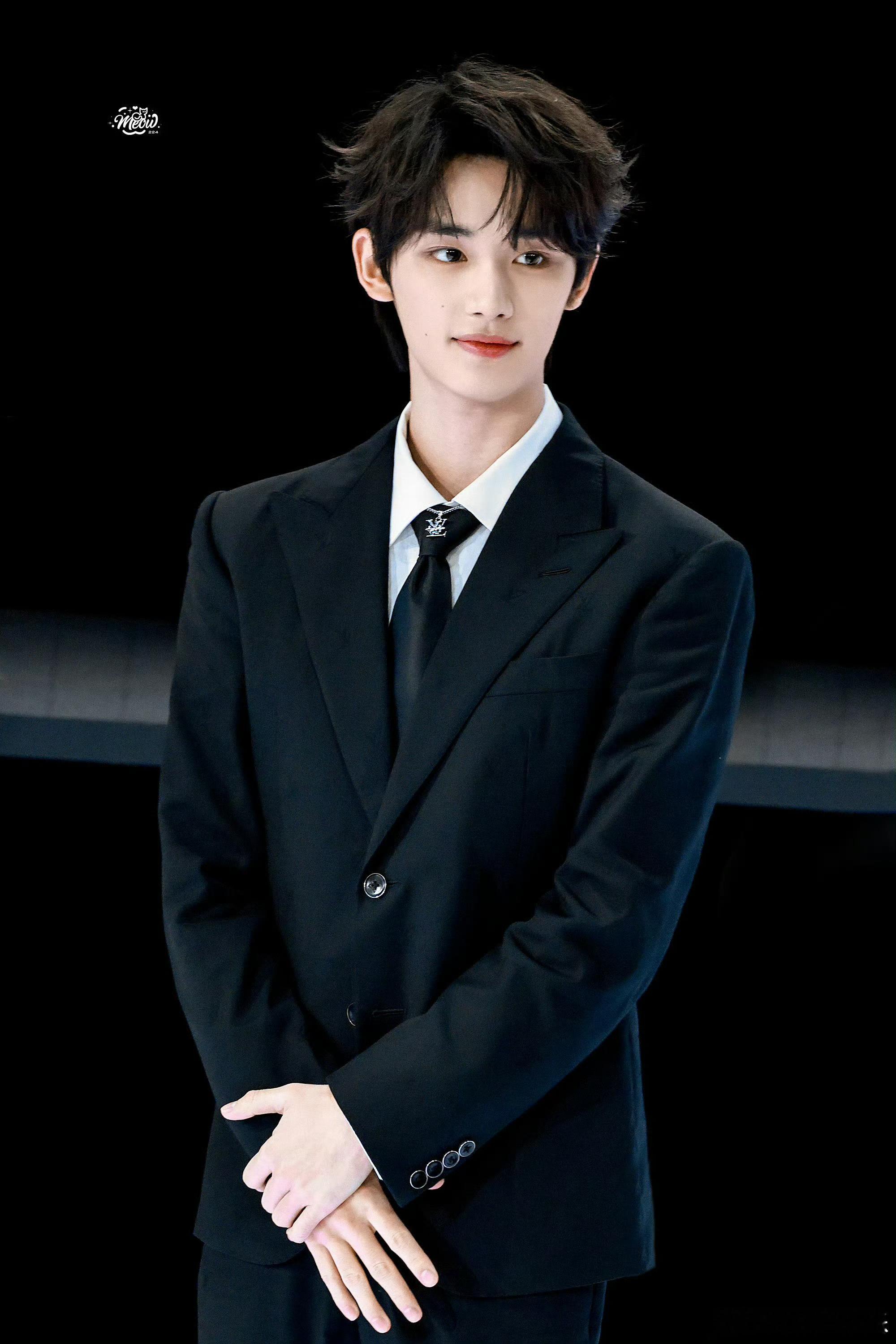 丁程鑫对工作效率低的员工贴脸开大 粉上丁程鑫真是太省心了！工作认真不敷衍，性格直