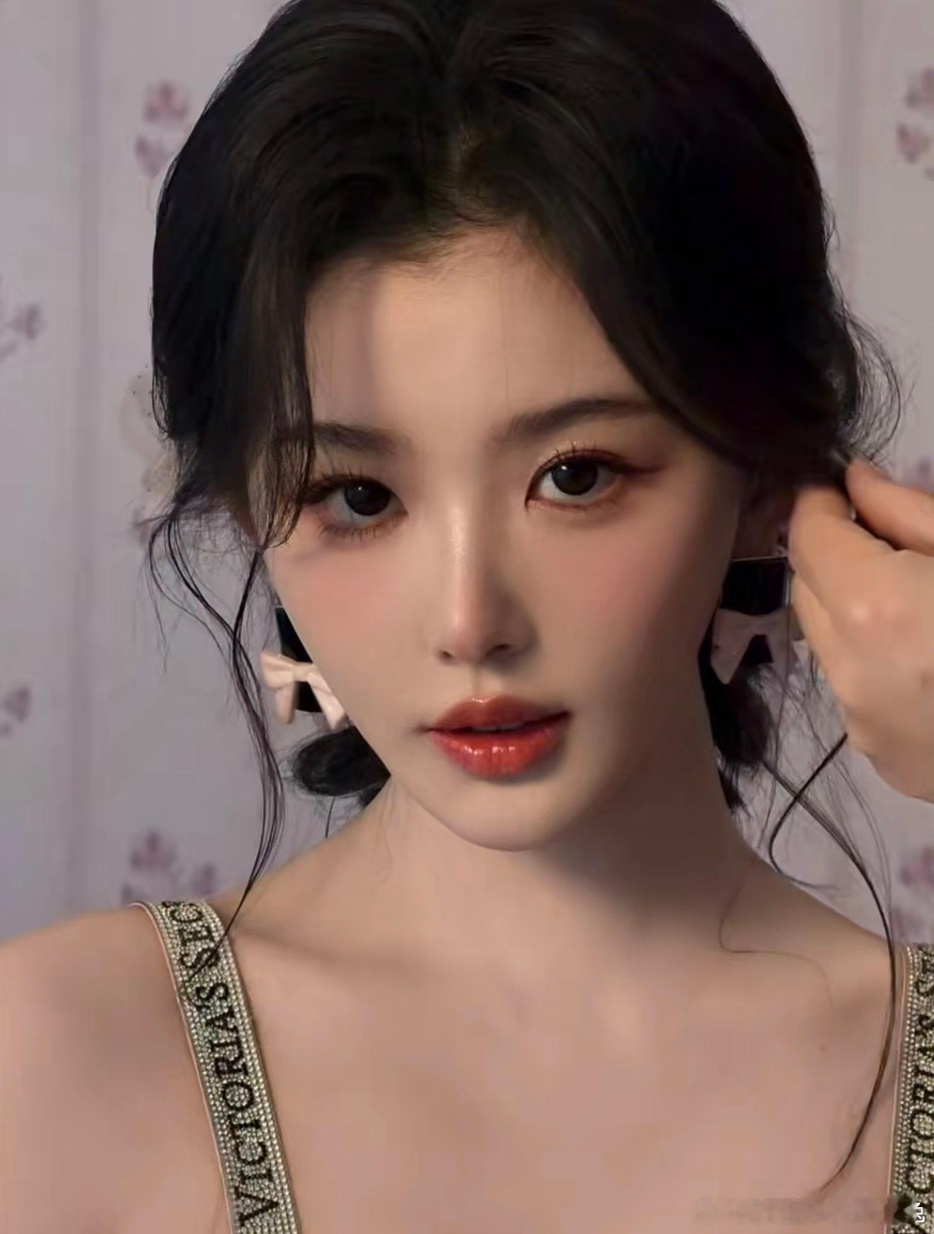孔雪儿清透甜桃妆 温柔又减龄的甜系妆容，清透水光底妆搭配淡粉桃色晕染，眼妆清浅自