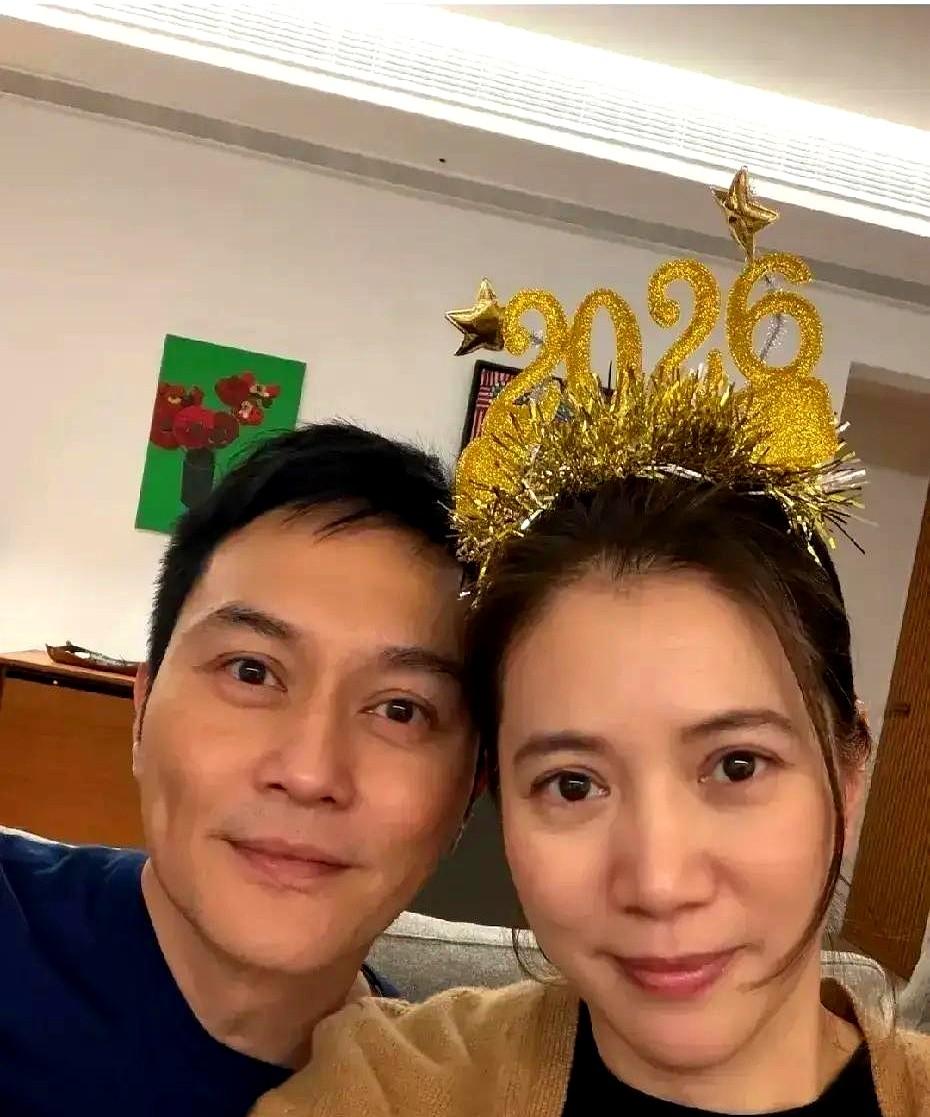 我看照片第一反应也是，这才是真夫妻啊。

袁咏仪和张智霖的跨年合照，真的绝了。俩