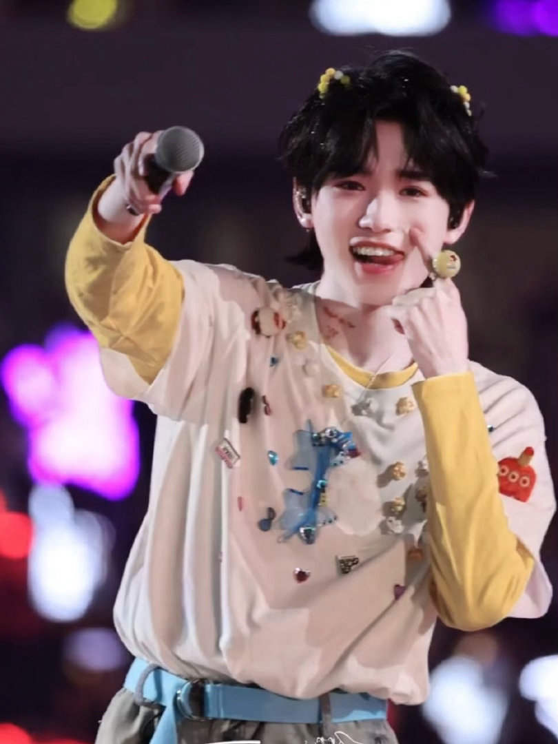 网传贺峻霖给宋亚轩的音综当主持 时代峰峻这么好心？俩兄弟同时有外务了？我掐一下自