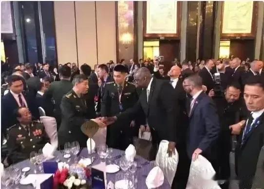 在新加坡香格里拉峰会上，同桌就餐的中美防长实现了握手，这应该是东道主新加坡的一种