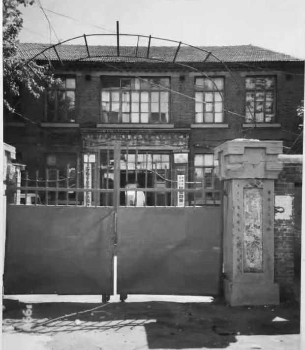 老照片故事——记消失的沈阳团结路第一小学
 
在沈阳北站南广场的车水马龙里，早已