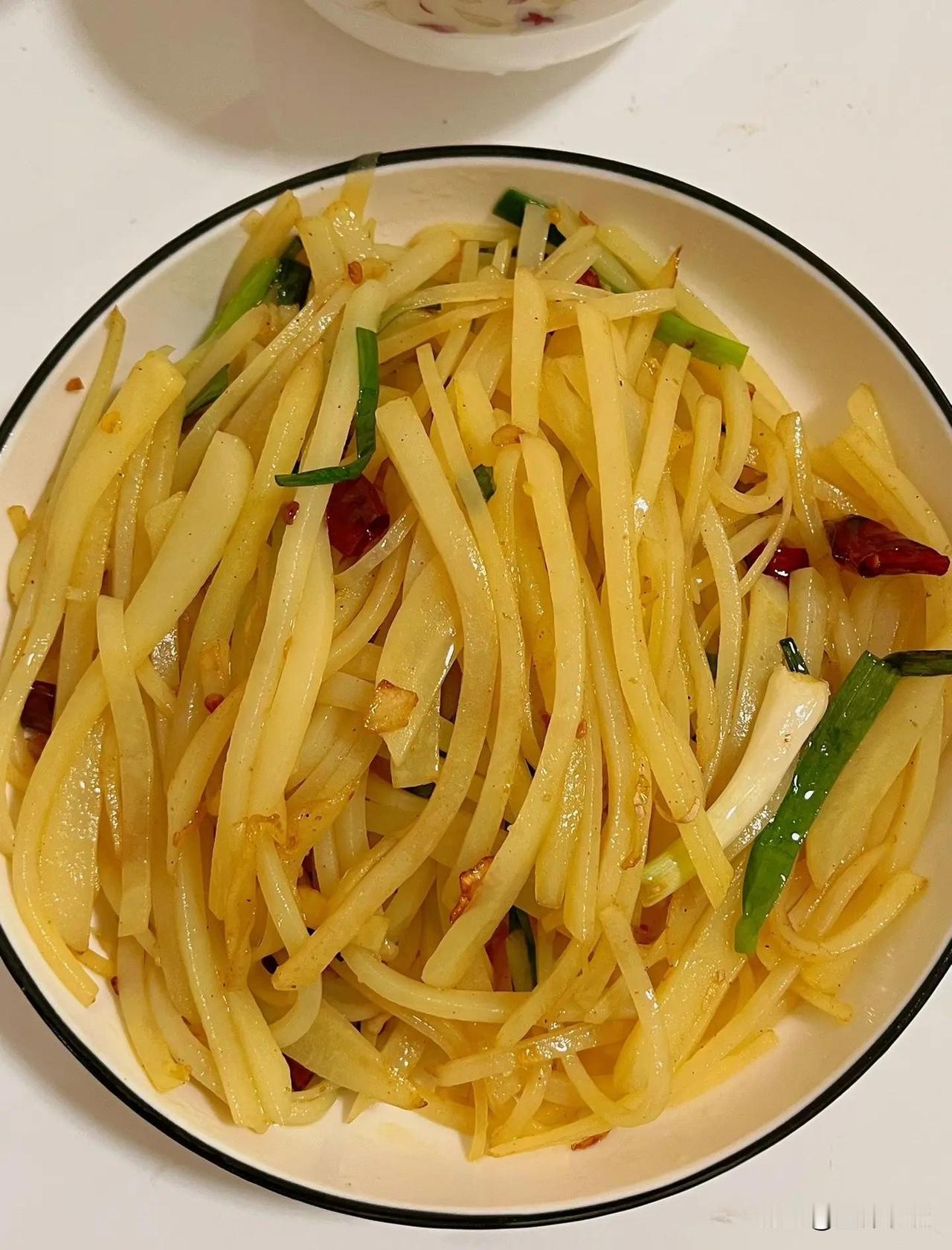 一个非常奇怪的现象，
不知道大家发现没有？

咱们常吃的炒土豆丝，不管是哪个饭店