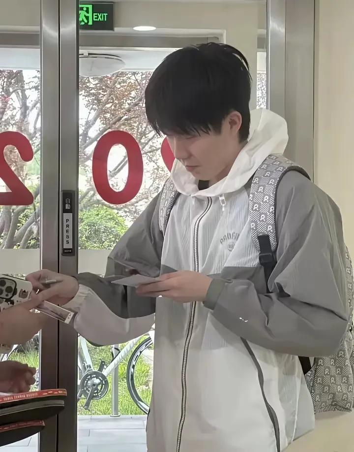 6月19日新鲜的大头在公寓给球迷签名！
大头背着个双肩包，还是头回见，这样的大头