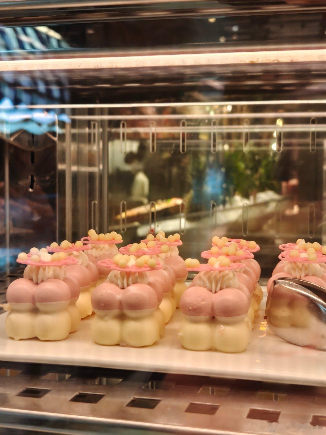 昨晚住在深圳机场凯悦酒店，酒店的环境非常的舒服，虽然靠近机场，但是一点也不吵，一