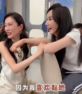 温峥嵘现在不再提自己是李心洁的粉丝了，两个人也没什么互动。温峥嵘现在是每天都跟萧