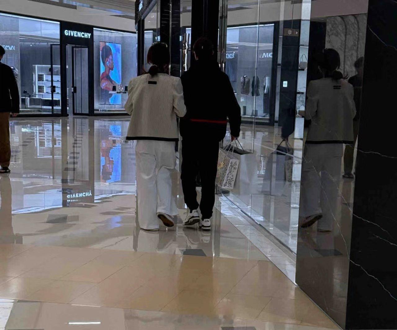 偶遇许嵩冯禧挽手逛街  许嵩冯禧手挽手逛街 两人这不感情挺好的嘛 