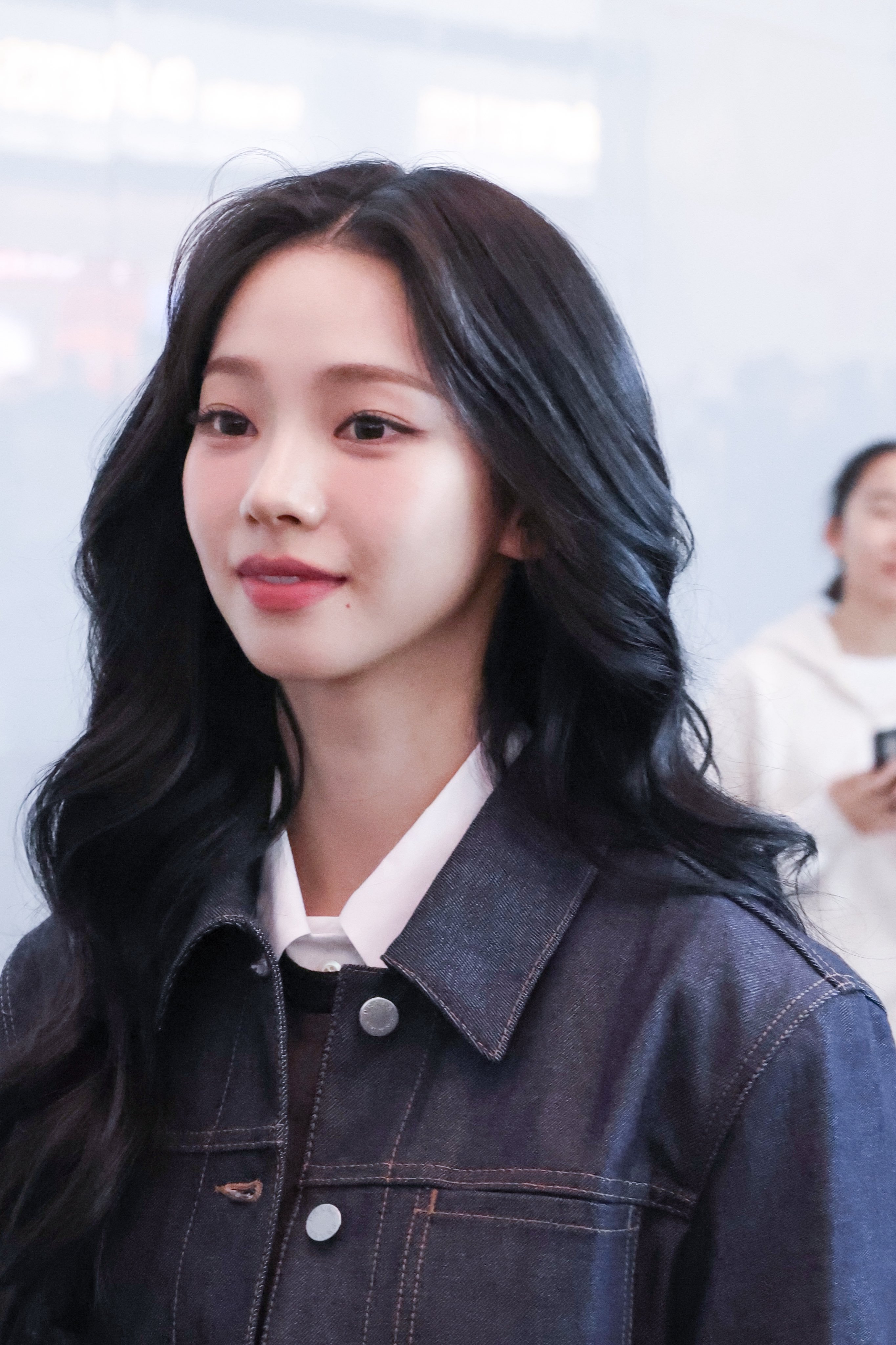 KARINA今日机场图，将参加米兰时装周 