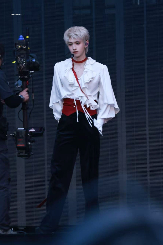 朱志鑫白金短寸  朱志鑫银发白衬衫红飘带slay感 朱志鑫银发白衬衫红飘带sla