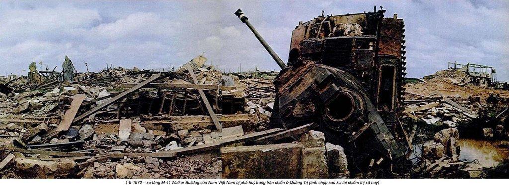 在广治战役期间，一辆南越军队的美制 M41 “沃克猛犬” 轻型坦克，在街头被一枚