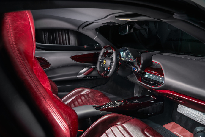 Ferrari SF90 Spider搭载 4.0L  V8双涡轮增压发动机，输