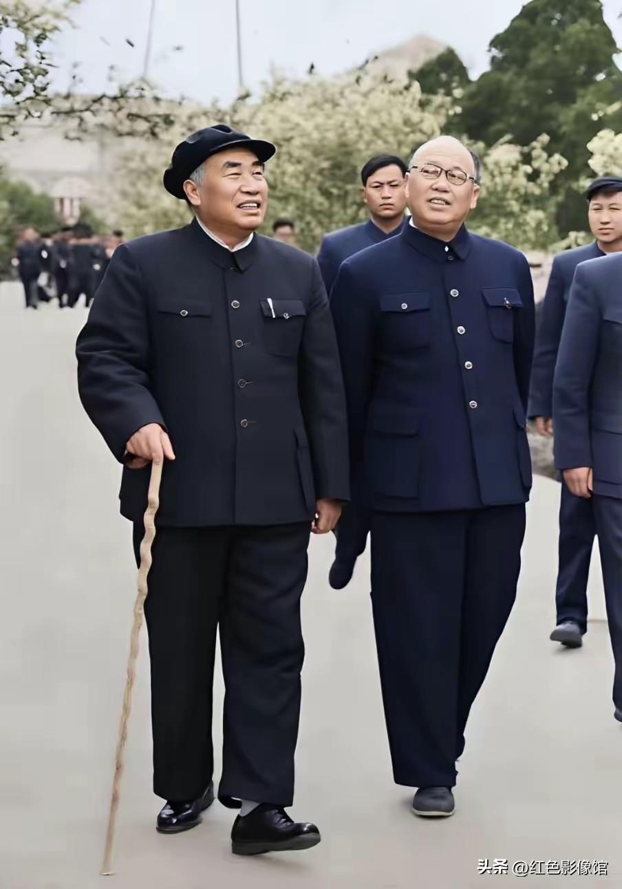 这是上色修复的老照片，左侧是朱德元帅，无产阶级革命家、军事家，新中国主要缔造者。