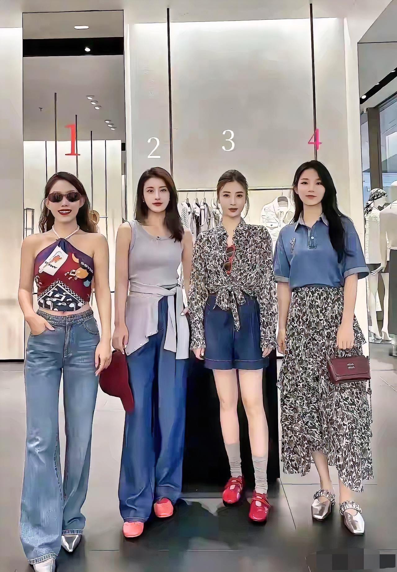 考考你的眼力，下面50岁妈妈和她三个女儿，你能看出来谁是母亲吗