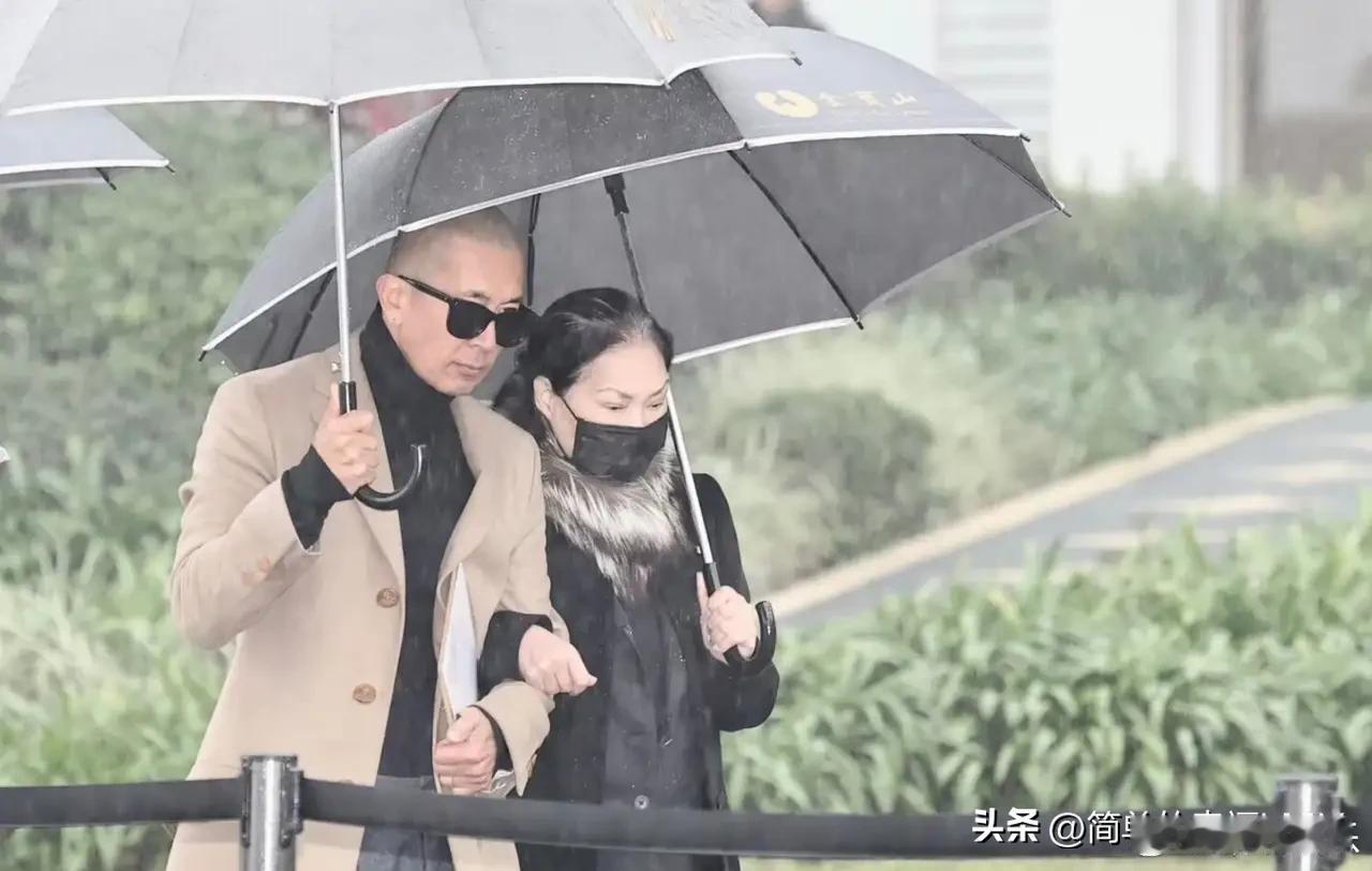 大S的雕像揭幕仪式，台湾这边的明星来了不少。黑人和范玮琪并肩站着，蔡康永撑着伞，