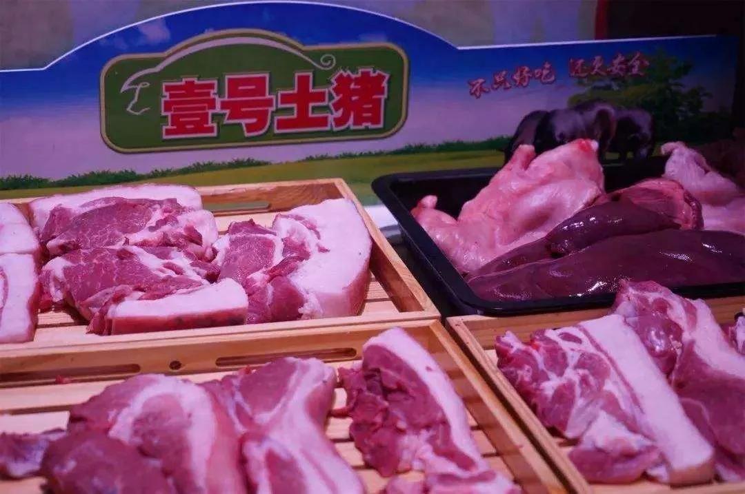 看到“壹号土猪”商标被宣告无效，
企业提起诉讼
我恍然大悟！

表面是为“壹号土