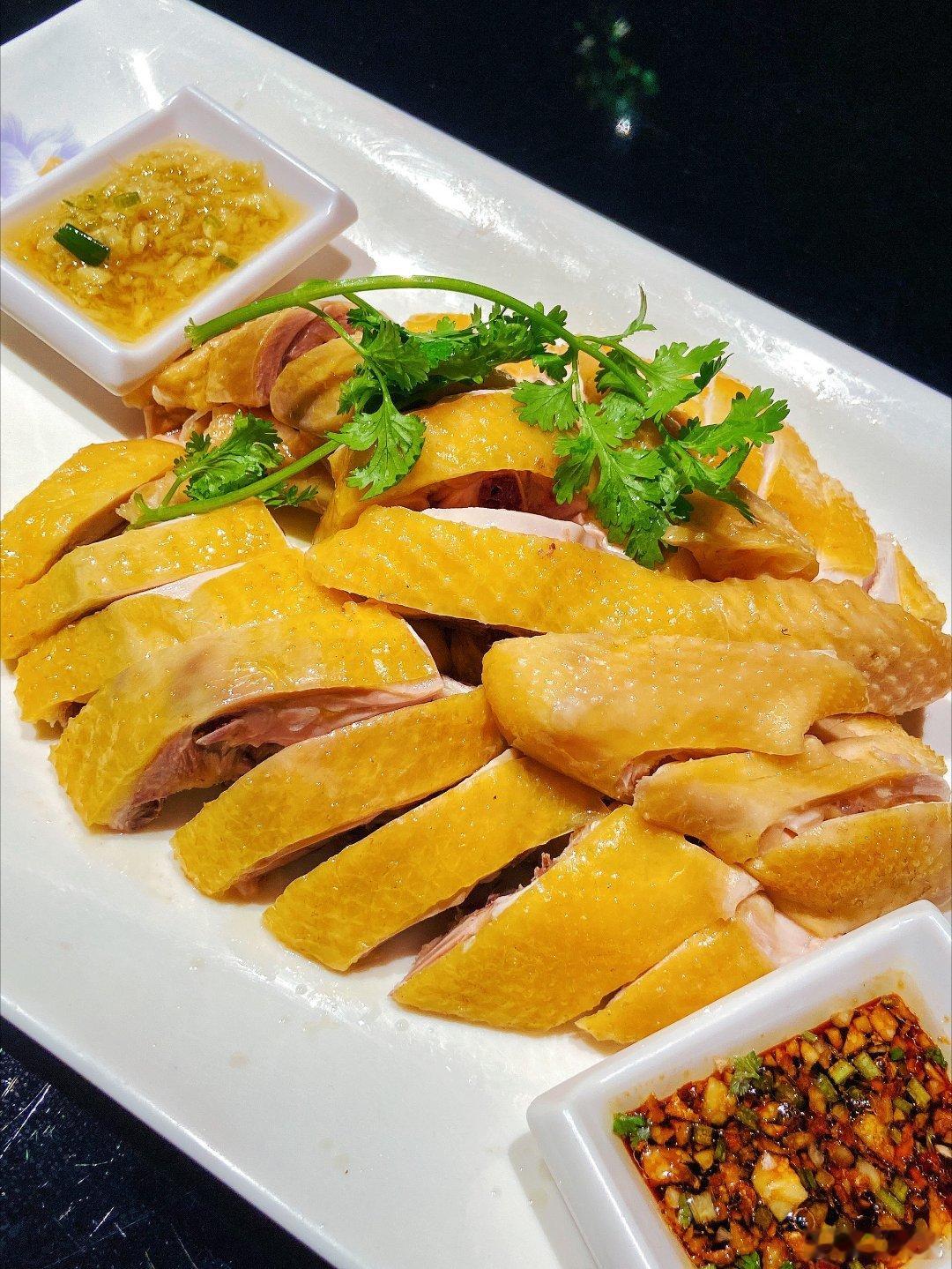 白切鸡配冰啤，清蒸鱼搭麦芽香！粤菜的鲜撞上啤酒的爽，完美契合“清鲜香嫩滑”精髓，