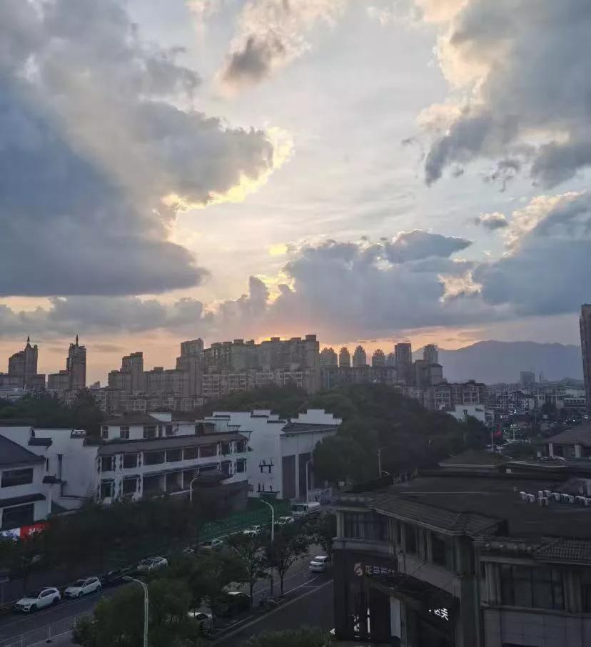 不敢相信自己已经35岁了，身边的人都在往前走，恋爱工作成家立业。只有我，好像还停